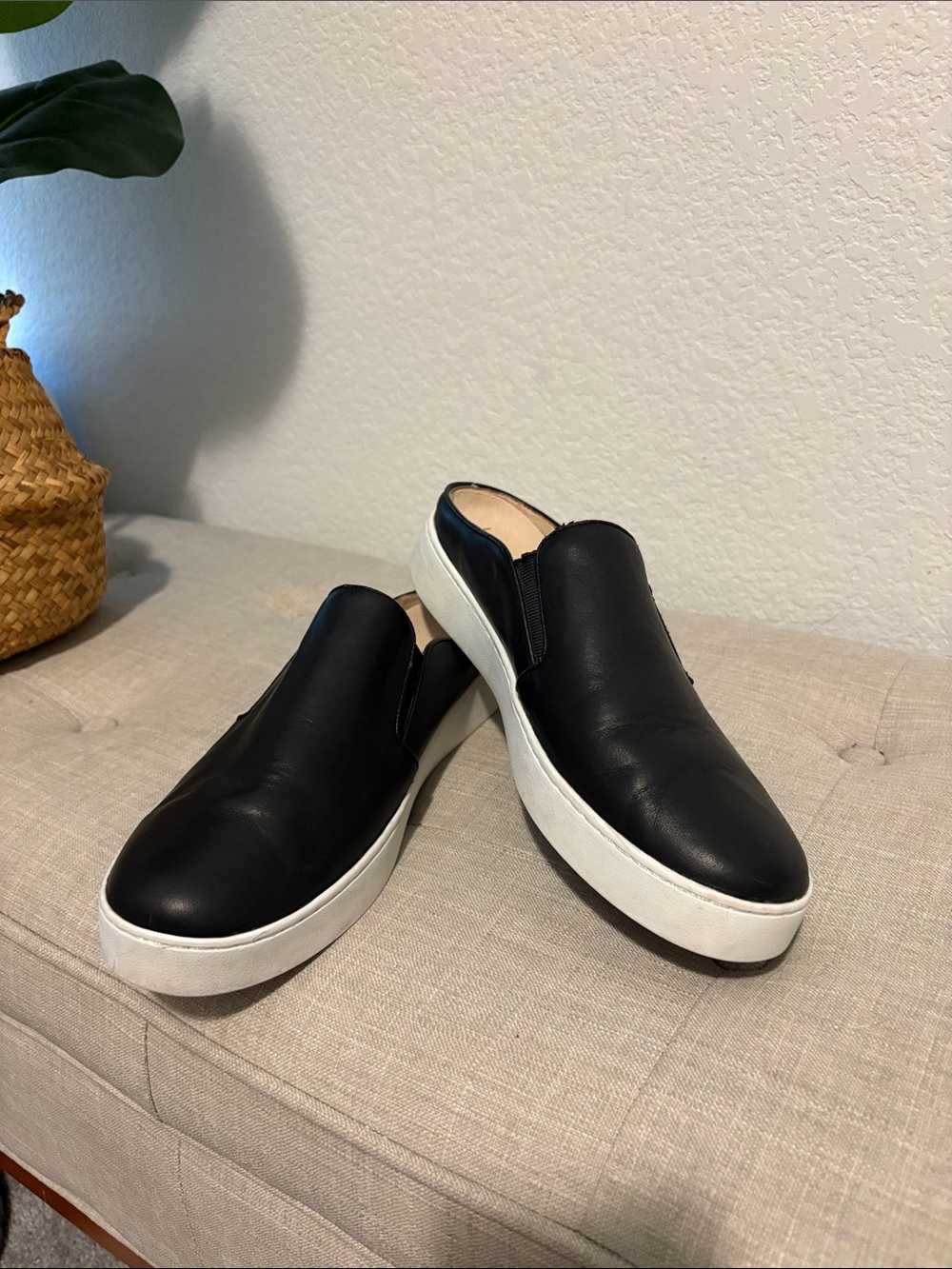 Vionic Dakota black and white leather mules size 10